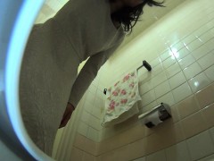 Asian babe public peeing