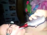 Nerdy amateur masturbates with hairbrush