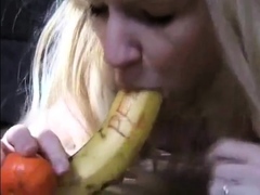 Deutsche Fettsau schiebt sich Banane ins Arschloch!